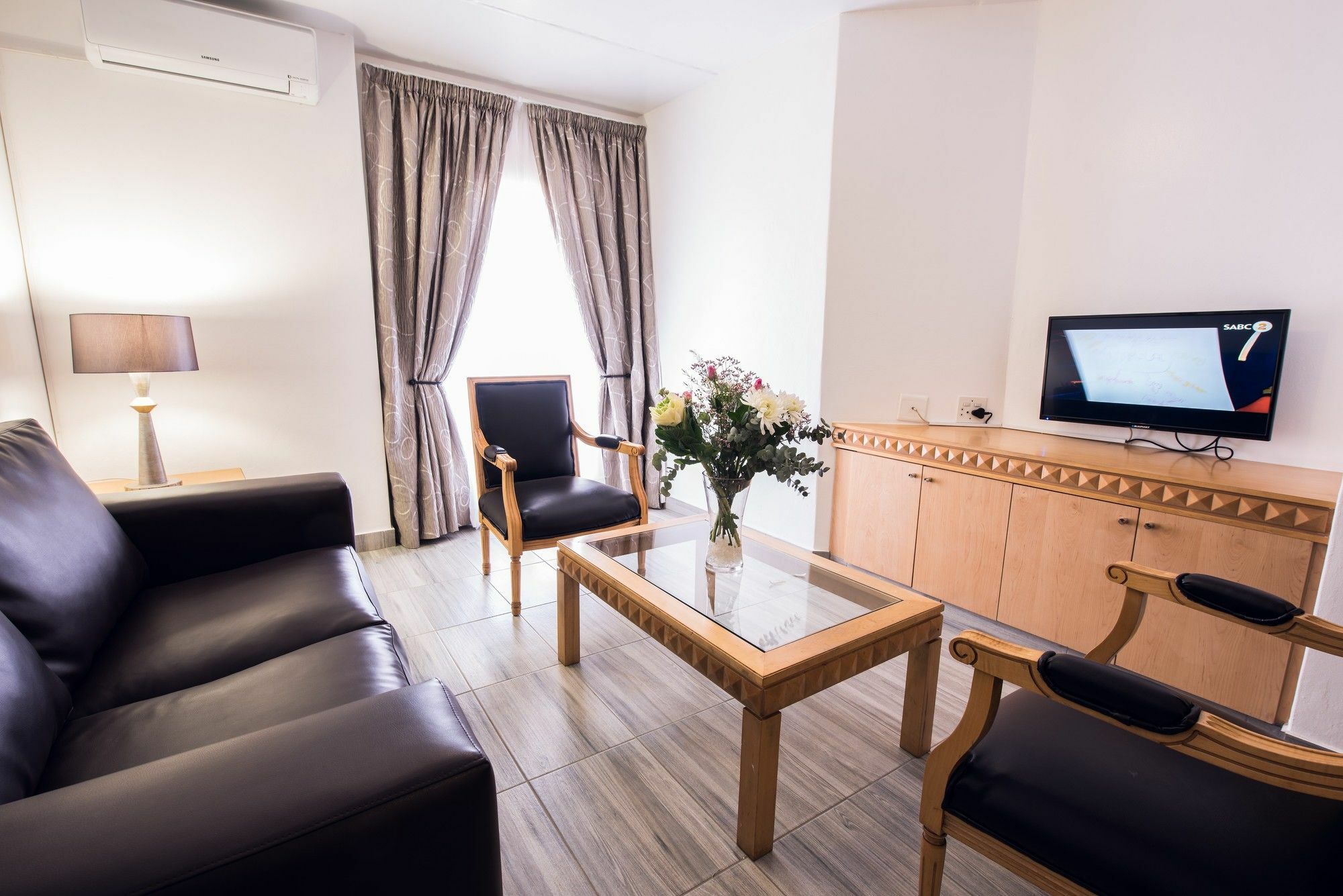 Airport Inn Executive Suites เคมป์ตัน พาร์ค ภายนอก รูปภาพ